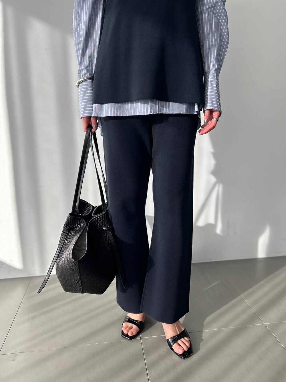 ブルー系のシャツ/ブラウス、ブルー系のその他パンツ、グレー系のナイロンジャケットを着用したレディースの冬コーディネートの9枚目の写真