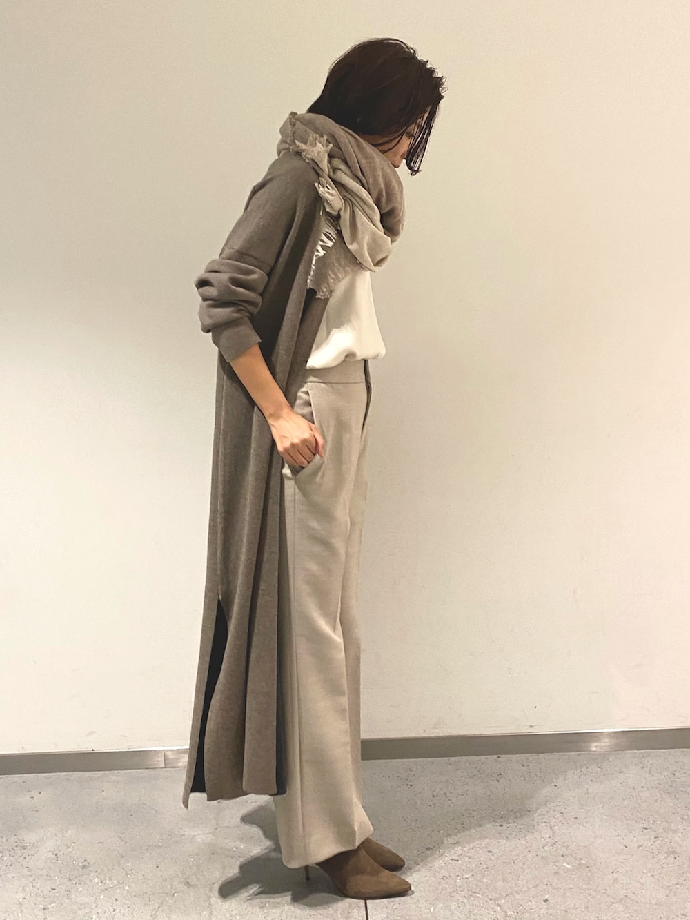 ホワイト系のシャツ/ブラウス、ブラウン系のカーディガン/ボレロ、ベージュ系のその他パンツを着用したレディースの秋コーディネートの3枚目の写真