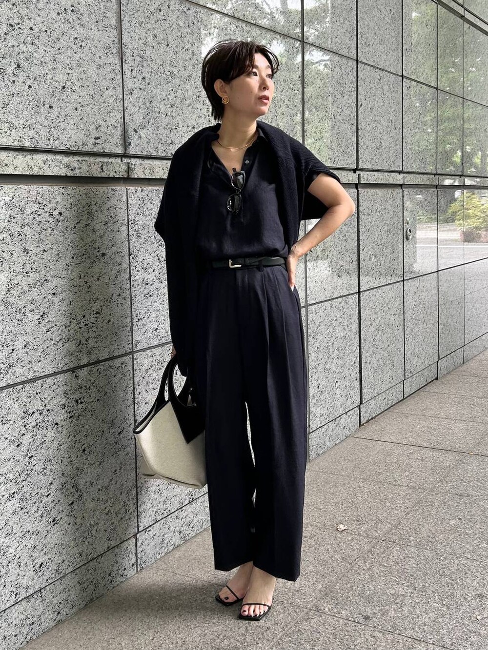 ブルー系のカーディガン/ボレロ、ブルー系のスラックス、ブルー系のシャツ/ブラウスを着用したレディースの春コーディネートの2枚目の写真