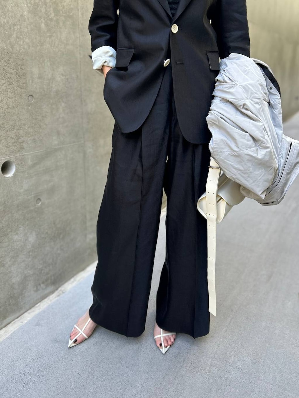 ブラック系のその他トップス、ブラック系のキャミソール、ブラック系のスラックスを着用したレディースの冬コーディネートの8枚目の写真