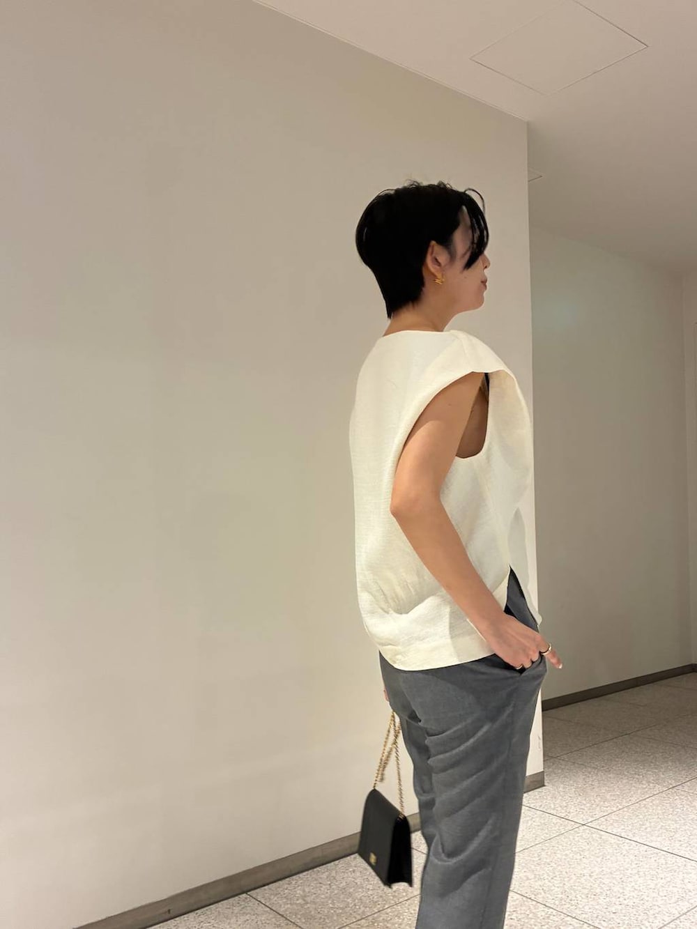 グレー系のスラックス、ホワイト系のシャツ/ブラウスを着用したレディースの春コーディネートの4枚目の写真