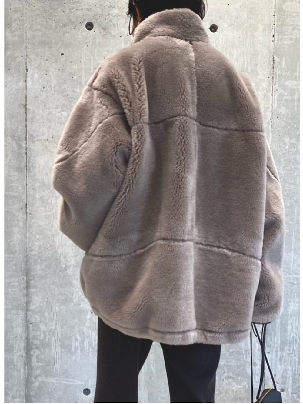 ブラウン系のジャケット/アウター、ブラウン系のその他パンツ、ブラック系のショルダーバッグを着用したレディースの秋コーディネートの3枚目の写真