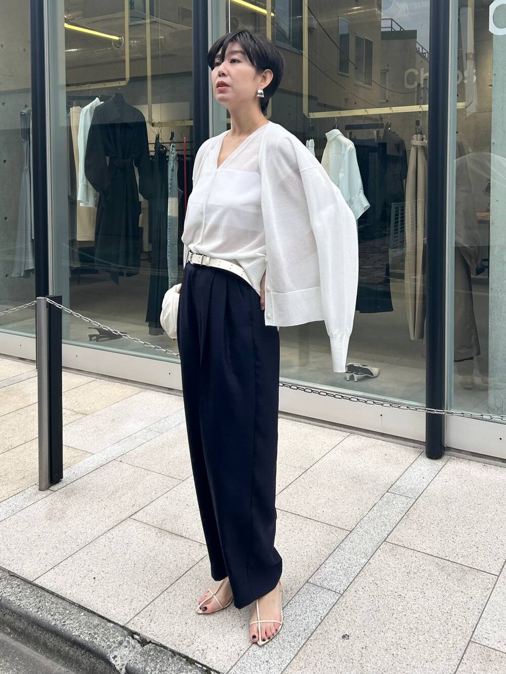 ホワイト系のチューブトップ、ホワイト系のカーディガン/ボレロ、ホワイト系のカーディガン/ボレロを着用したレディースの春コーディネートの2枚目の写真