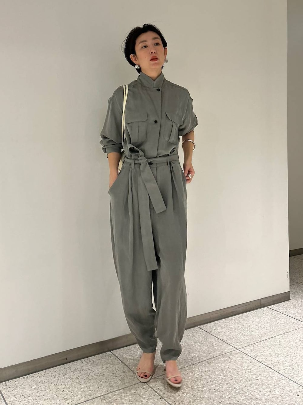 グリーン系のつなぎ/オールインワンを着用したレディースの春コーディネートの7枚目の写真