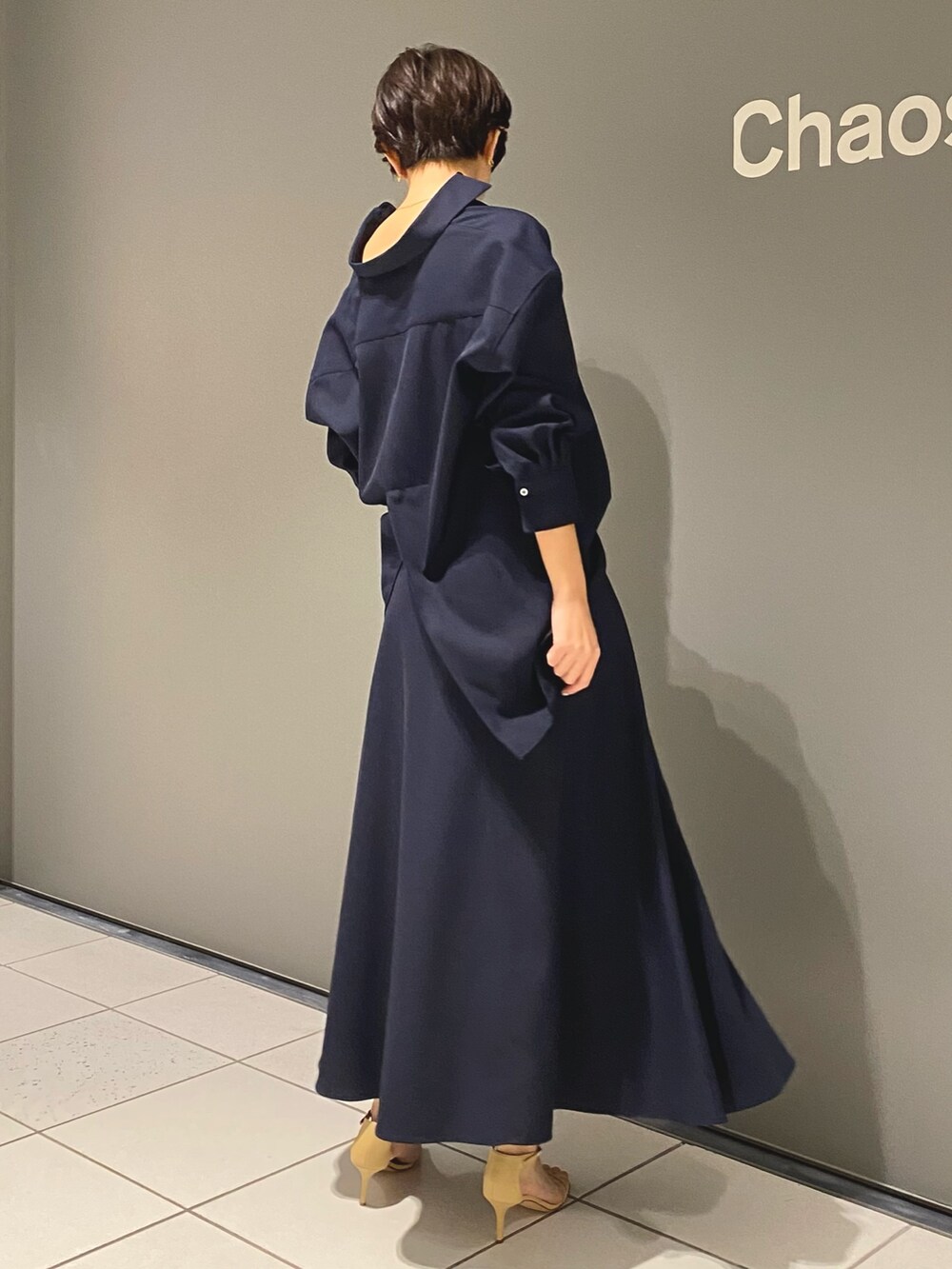 ブルー系のスカート、ブルー系のTシャツ/カットソー、ベージュ系のシューズを着用したレディースの冬コーディネートの3枚目の写真