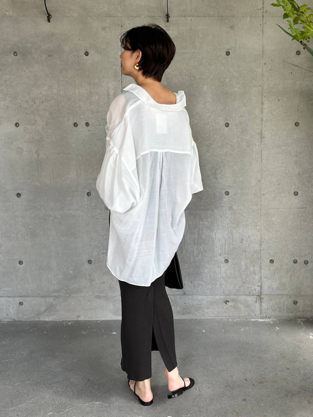 ブラウン系のタンクトップ、ブラウン系のスカート、ベージュ系のシャツ/ブラウスを着用したレディースの夏コーディネートの4枚目の写真