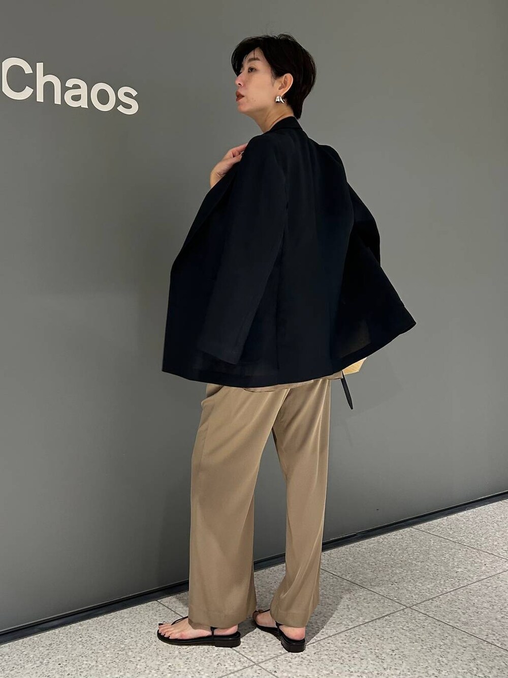 ベージュ系のその他パンツ、ベージュ系のシャツ/ブラウス、ブラック系のテーラードジャケットを着用したレディースの夏コーディネートの4枚目の写真