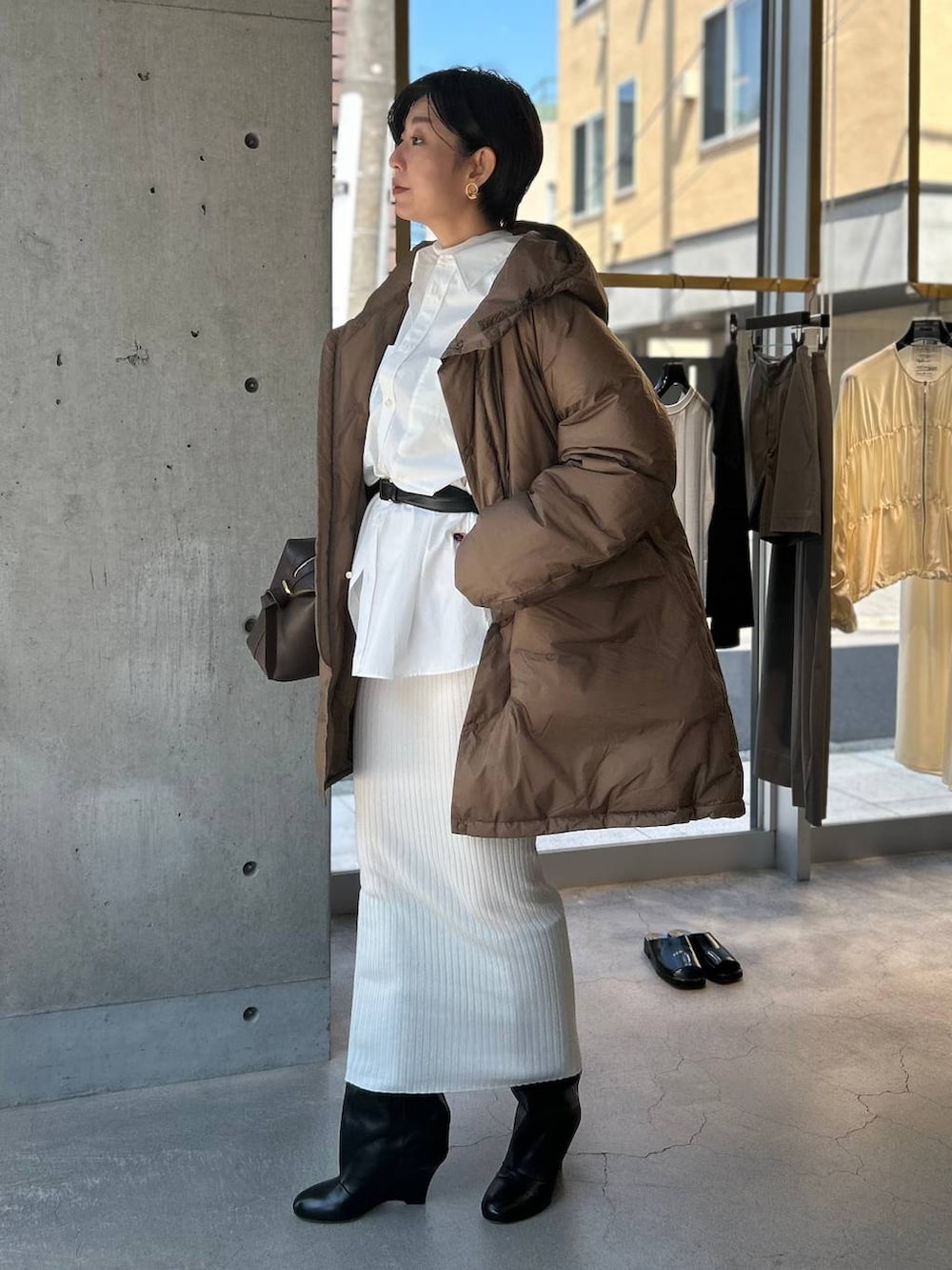 ホワイト系のその他トップス、ホワイト系のシャツ/ブラウス、ブラック系のスカートを着用したレディースの秋コーディネートの2枚目の写真