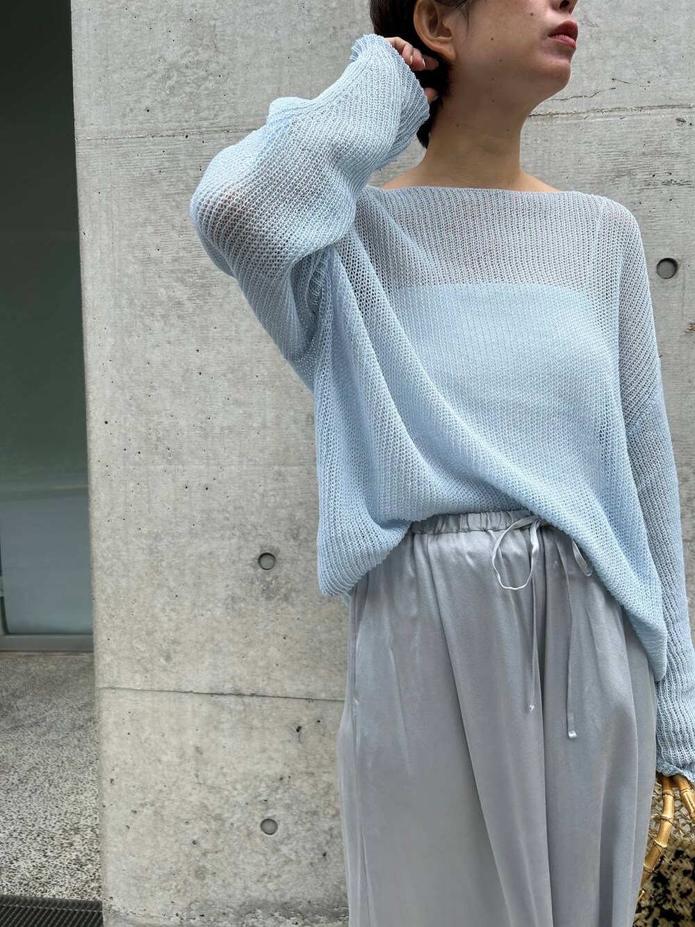 ブルー系のその他パンツ、ホワイト系のその他トップス、ブルー系のニット/セーターを着用したレディースの夏コーディネートの5枚目の写真