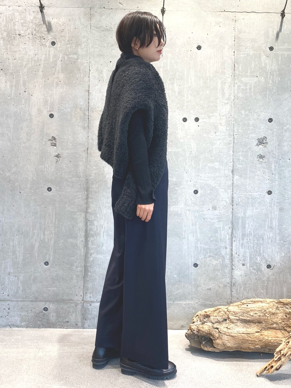 ブラック系のニット/セーター、グレー系のカーディガン/ボレロ、ブルー系のその他パンツを着用したレディースの秋コーディネートの3枚目の写真