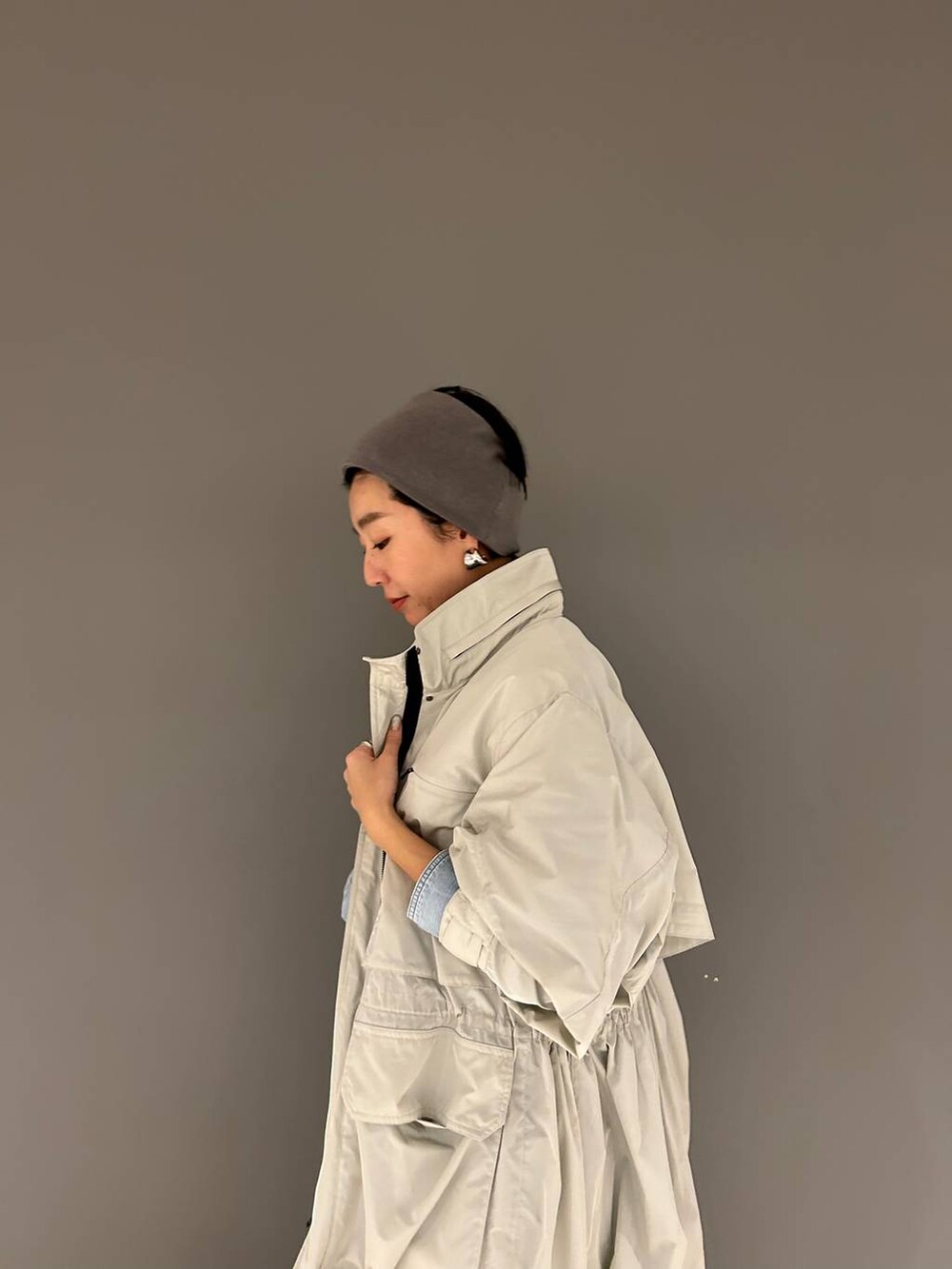 ブルー系のシャツ/ブラウス、ブルー系のニット/セーター、グレー系のブルゾンを着用したレディースの冬コーディネートの7枚目の写真