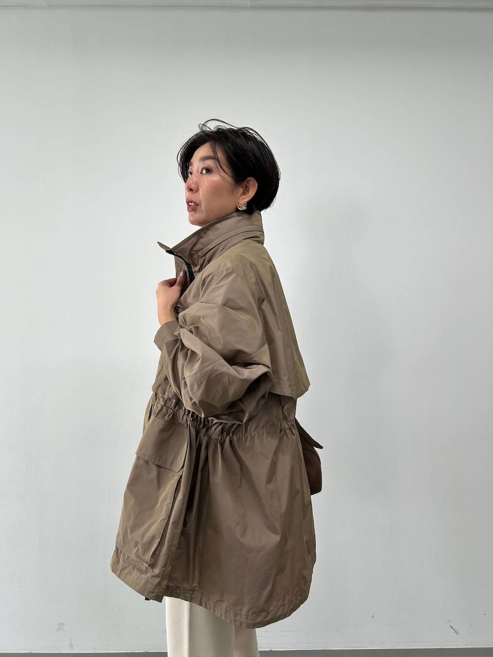 ホワイト系のシャツ/ブラウス、ベージュ系のベスト、ベージュ系のブルゾンを着用したレディースの冬コーディネートの5枚目の写真