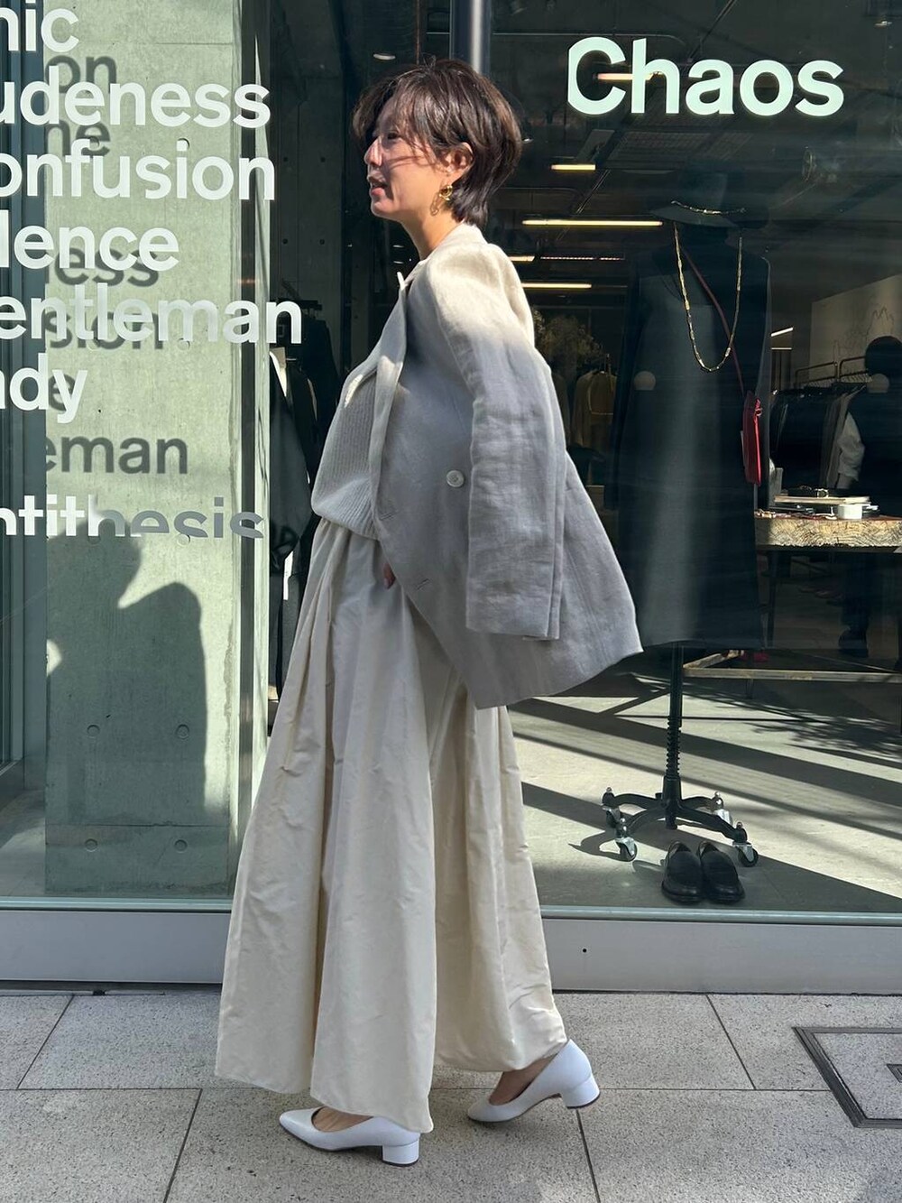 ホワイト系のその他トップス、ホワイト系のベスト、ベージュ系のテーラードジャケットを着用したレディースの冬コーディネートの3枚目の写真