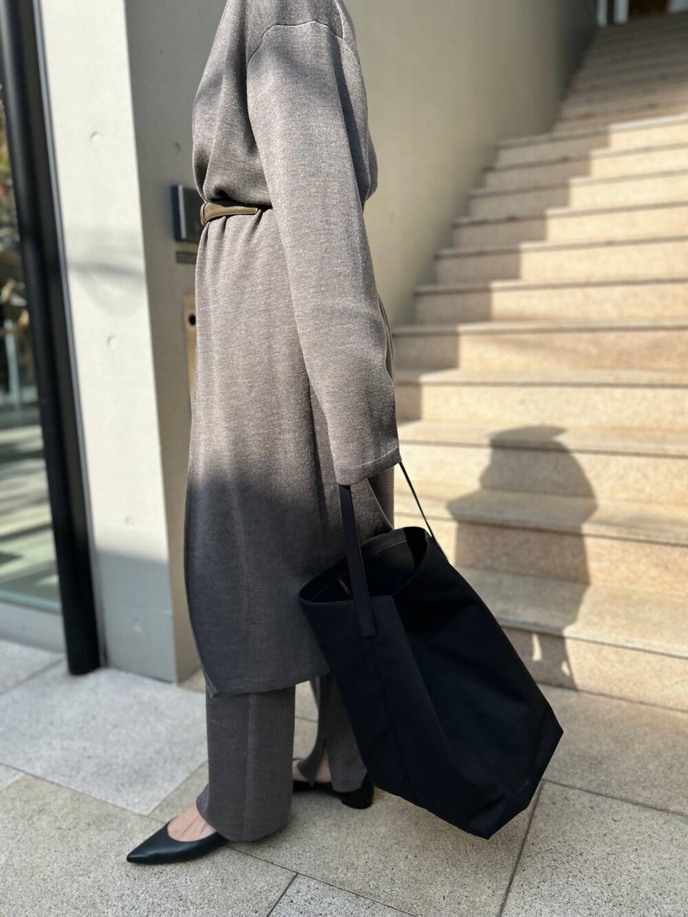 ブラウン系のニット/セーター、ブラウン系のその他パンツ、ブラウン系のカーディガン/ボレロを着用したレディースの秋コーディネートの7枚目の写真