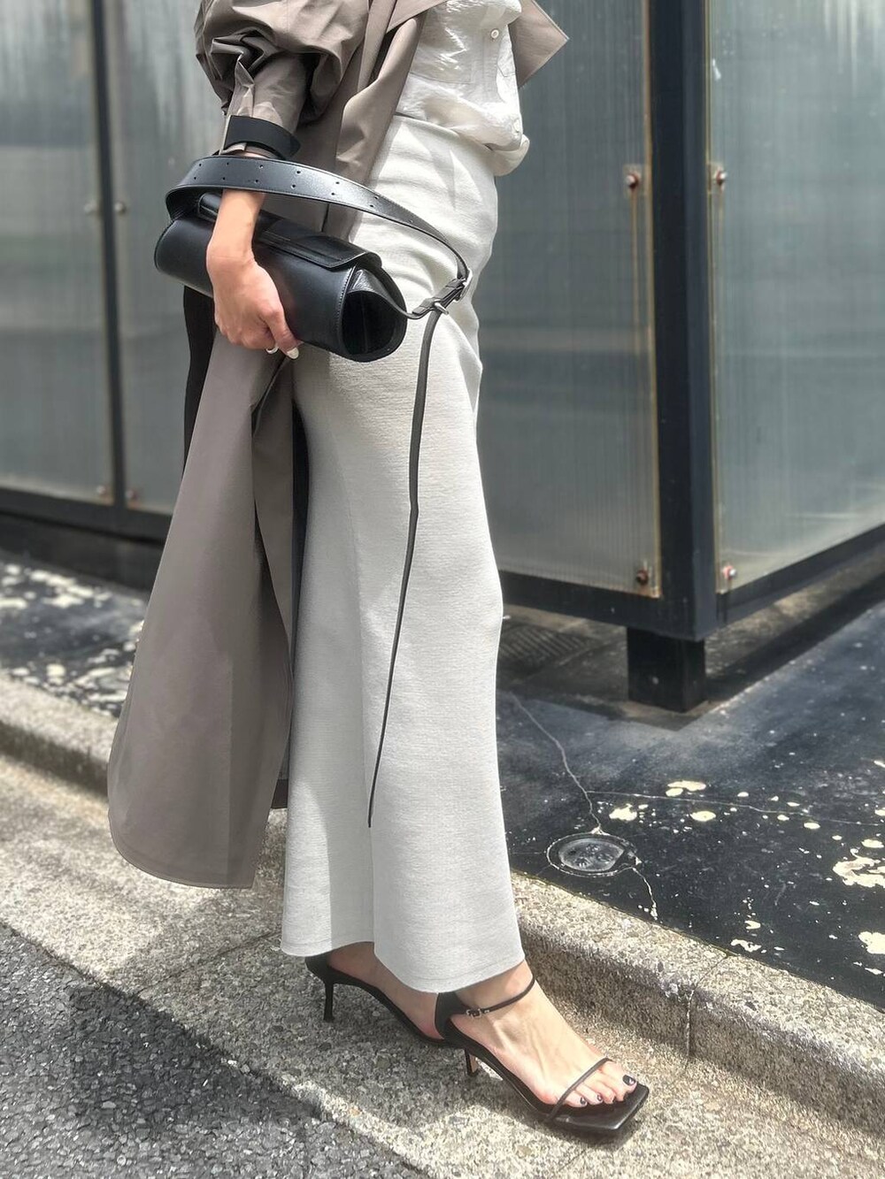 ベージュ系のシャツ/ブラウス、ブラウン系のトレンチコート、ブラック系のサンダルを着用したレディースの夏コーディネートの9枚目の写真