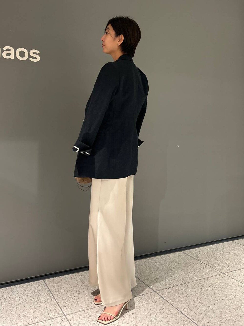 ベージュ系のその他パンツ、ベージュ系のニット/セーター、グレー系のテーラードジャケットを着用したレディースの秋コーディネートの3枚目の写真