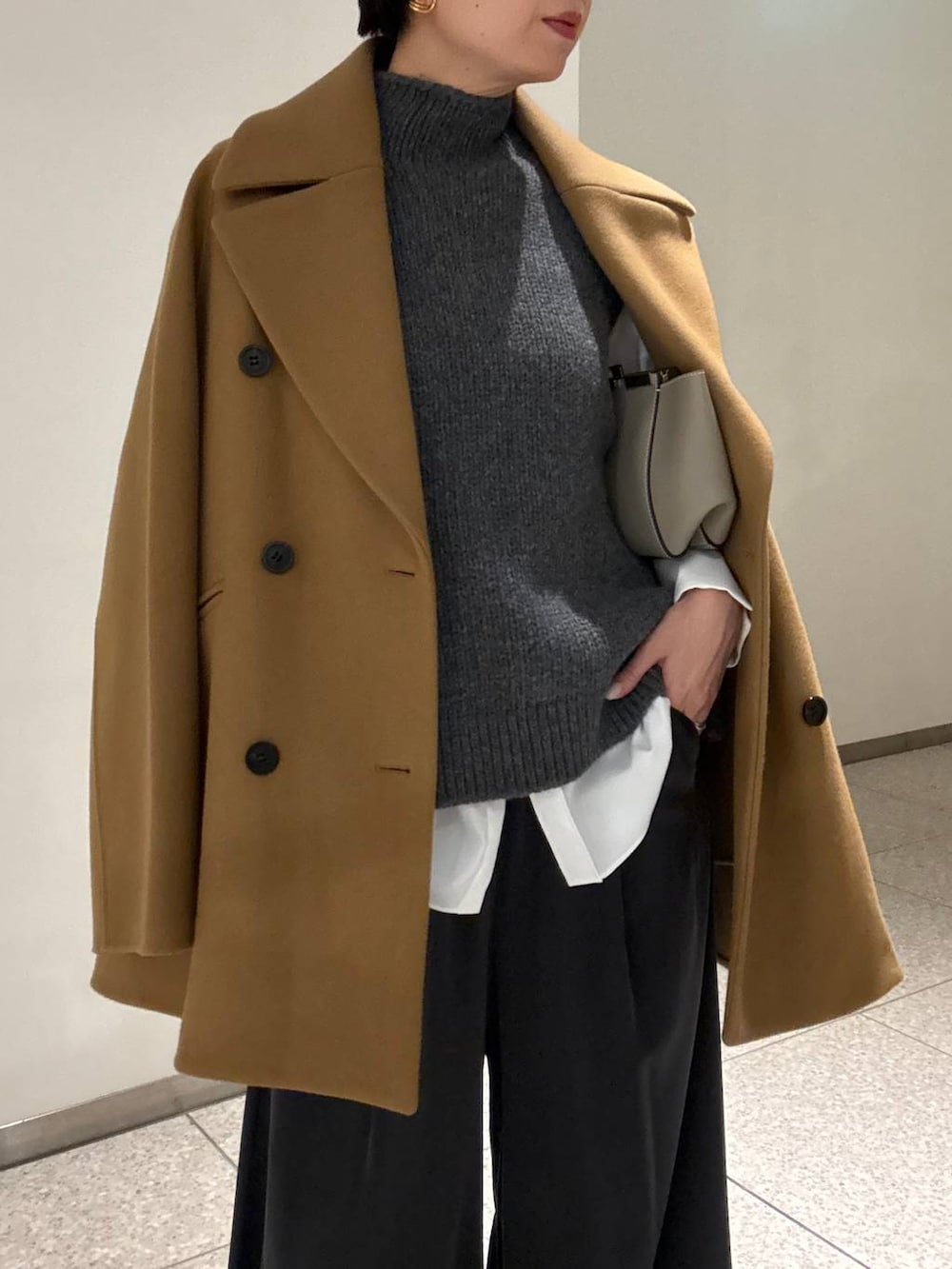 ブルー系のその他パンツ、ホワイト系のシャツ/ブラウス、イエロー系のピーコートを着用したレディースの秋コーディネートの6枚目の写真