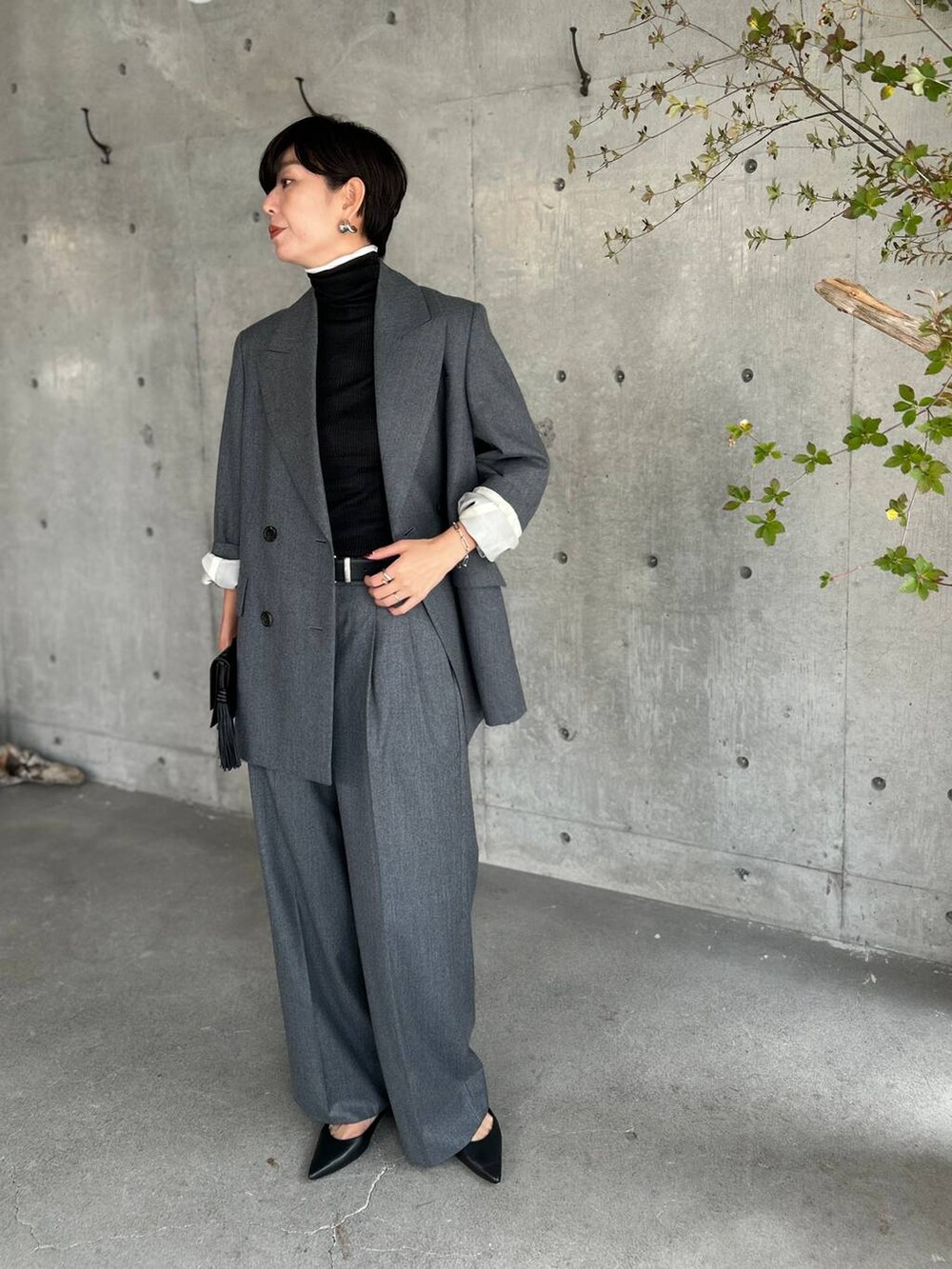 ホワイト系のその他トップス、ブラック系のニット/セーター、グレー系のテーラードジャケットを着用したレディースの秋コーディネートの2枚目の写真