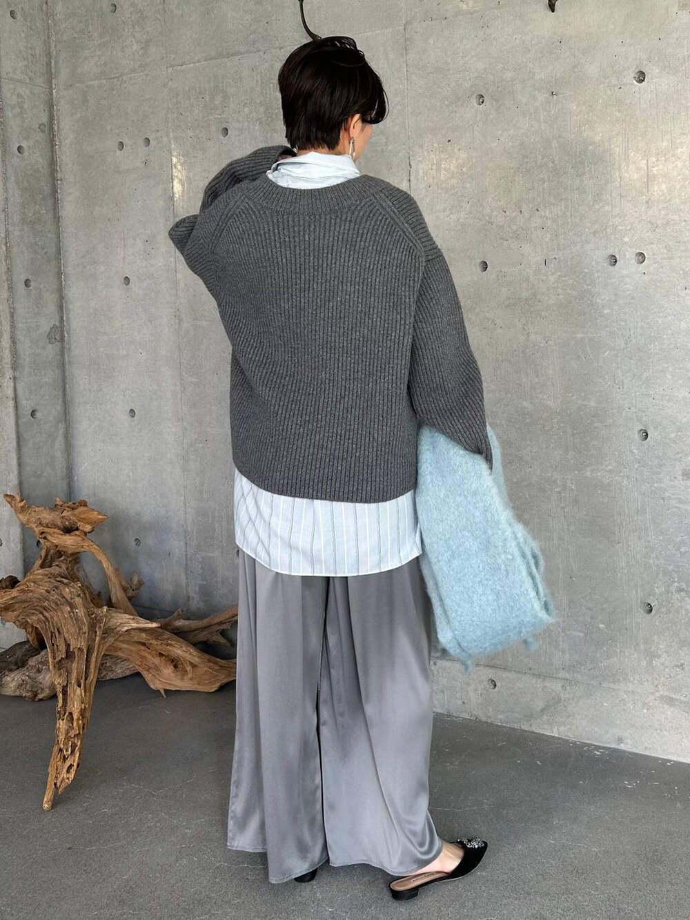 グレー系のその他パンツ、その他のシャツ/ブラウス、ブラック系のノーカラーコートを着用したレディースの秋コーディネートの7枚目の写真