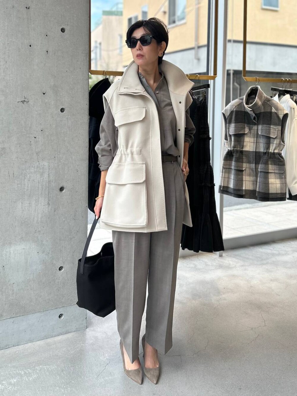 ベージュ系のカーディガン/ボレロ、ブラウン系のシャツ/ブラウス、ブラウン系のスラックスを着用したレディースの秋コーディネートの9枚目の写真