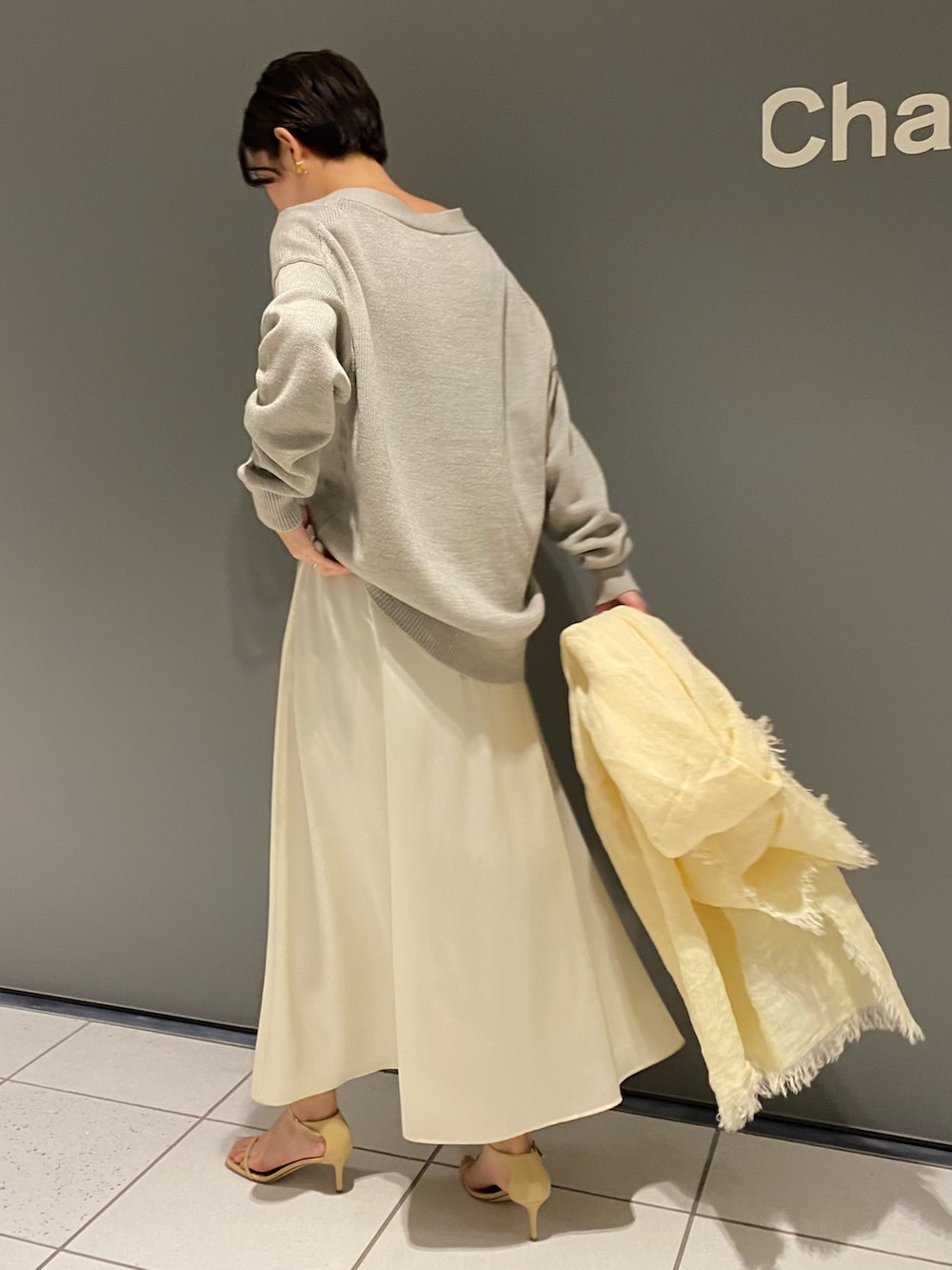 グレー系のカーディガン/ボレロ、ベージュ系のスカート、ベージュ系のストール/ショールを着用したレディースの冬コーディネートの3枚目の写真