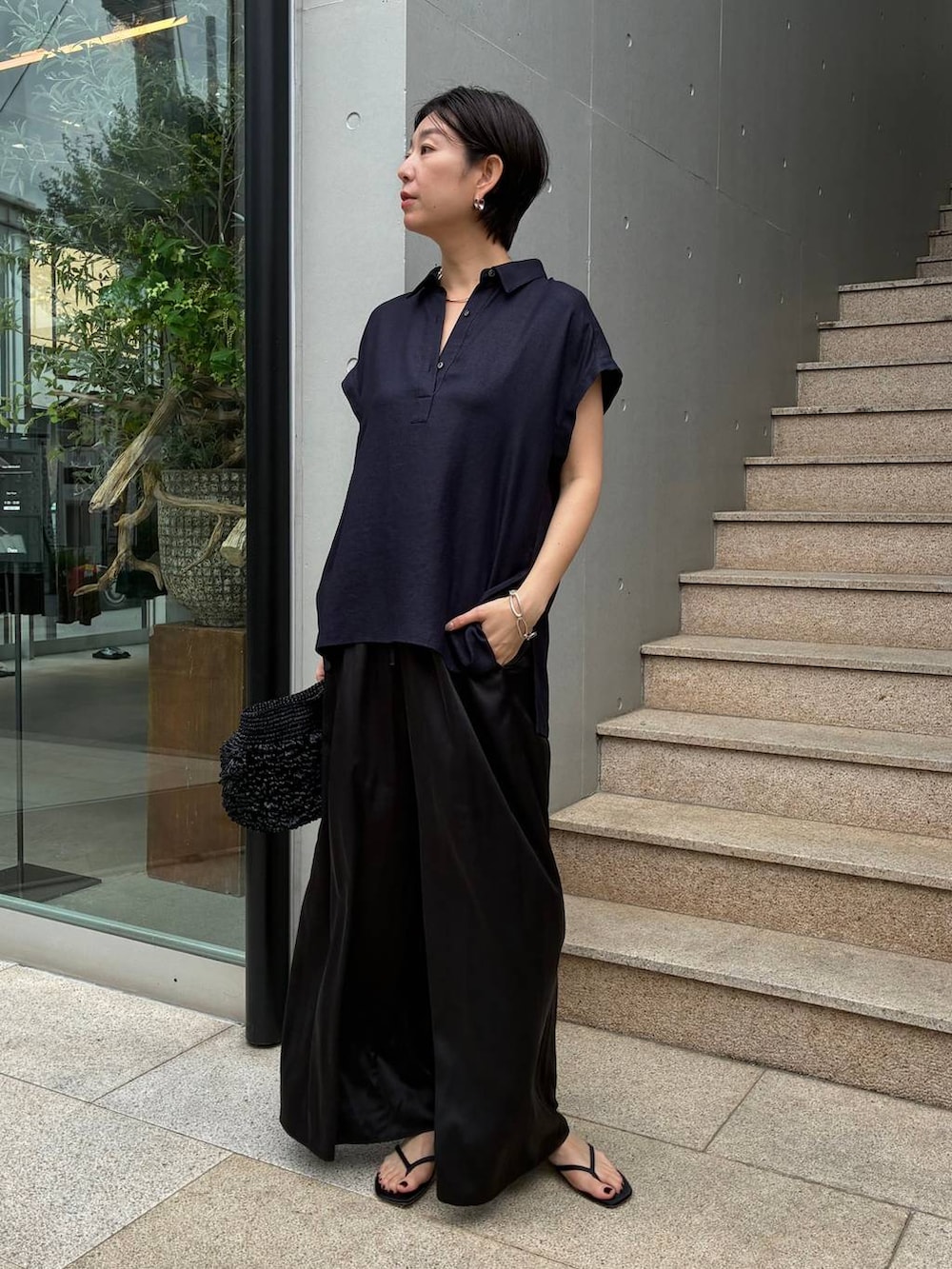 ブルー系のシャツ/ブラウス、ブラック系のその他パンツ、ブラック系のサンダルを着用したレディースの春コーディネートの2枚目の写真