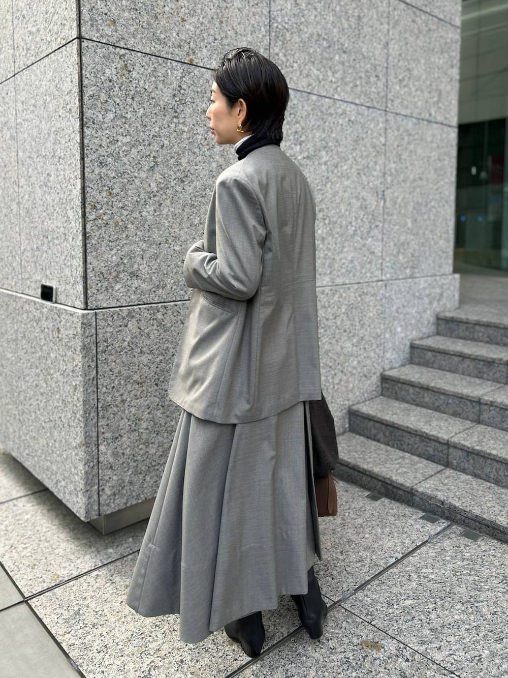 ホワイト系のその他トップス、ブラック系のニット/セーター、ベージュ系のノーカラージャケットを着用したレディースの冬コーディネートの4枚目の写真