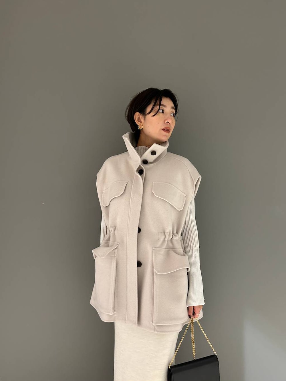 ホワイト系のその他アウター、ホワイト系のニット/セーター、ホワイト系のスカートを着用したレディースの秋コーディネートの5枚目の写真