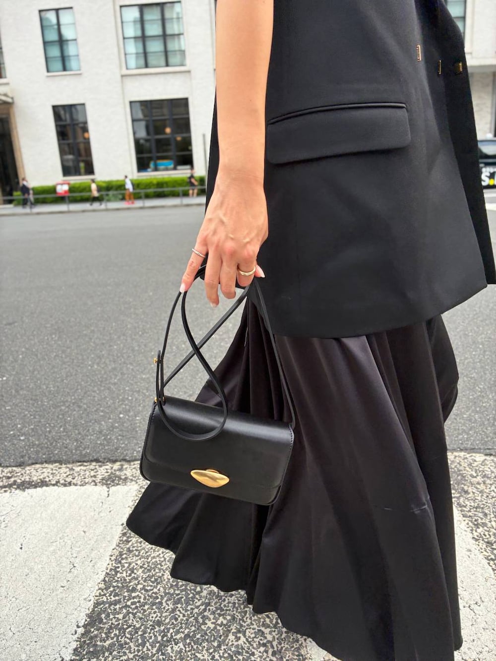 ブラック系のその他アウター、ブラック系のその他パンツ、ブラック系のワンピースを着用したレディースの夏コーディネートの6枚目の写真