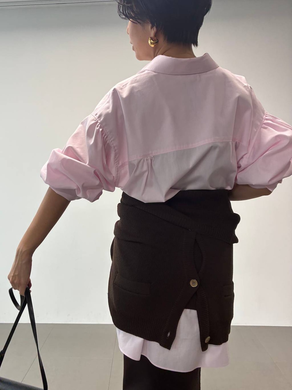 ブラウン系のカーディガン/ボレロ、ピンク系のシャツ/ブラウス、ブラウン系のスカートを着用したレディースの夏コーディネートの6枚目の写真