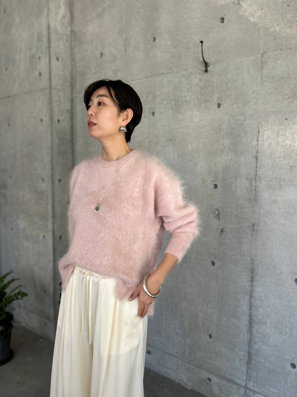 ホワイト系のその他パンツ、ピンク系のニット/セーターを着用したレディースの夏コーディネートの6枚目の写真