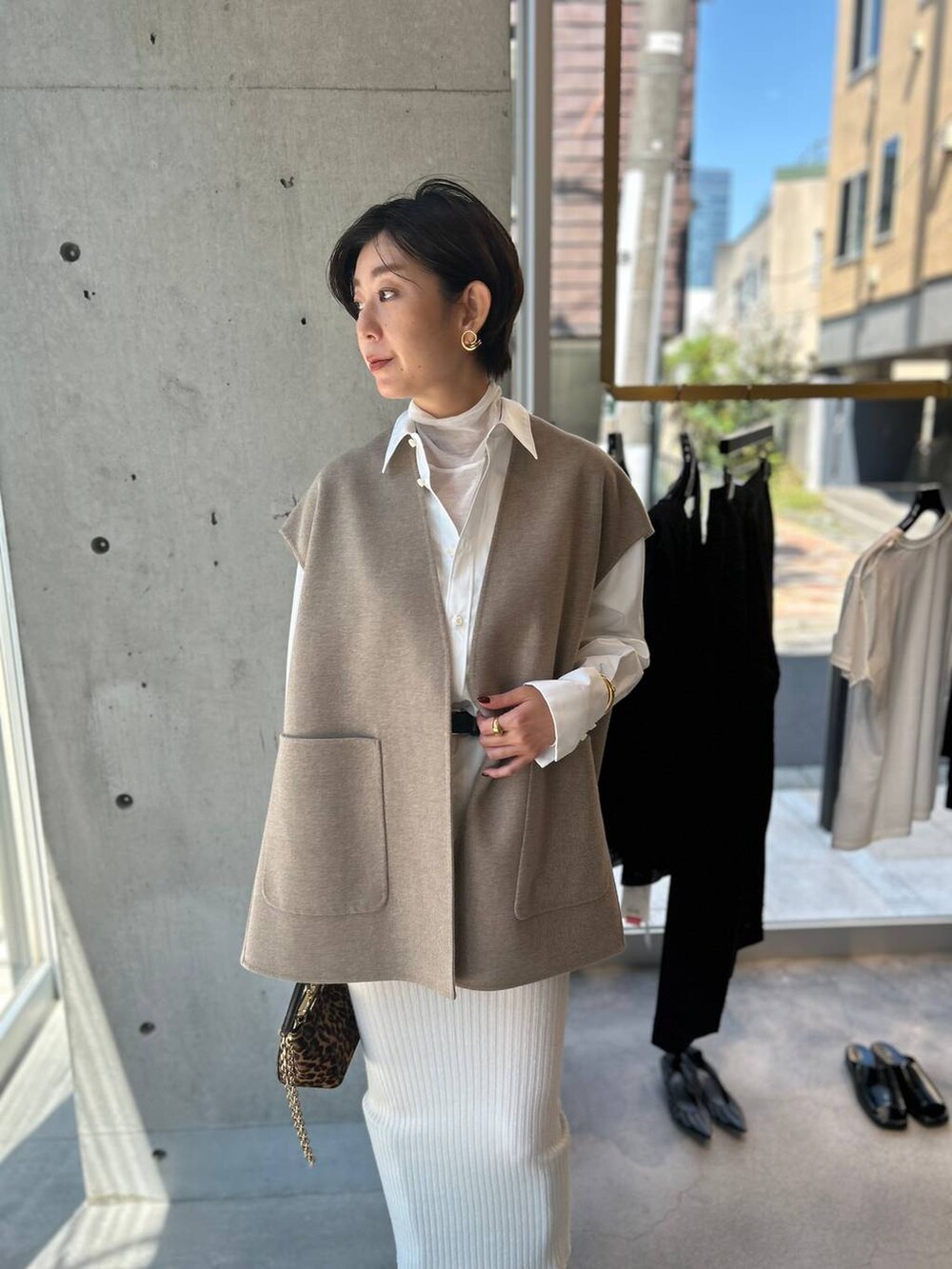 ホワイト系のその他トップス、ホワイト系のシャツ/ブラウス、グレー系のその他アウターを着用したレディースの秋コーディネートの5枚目の写真