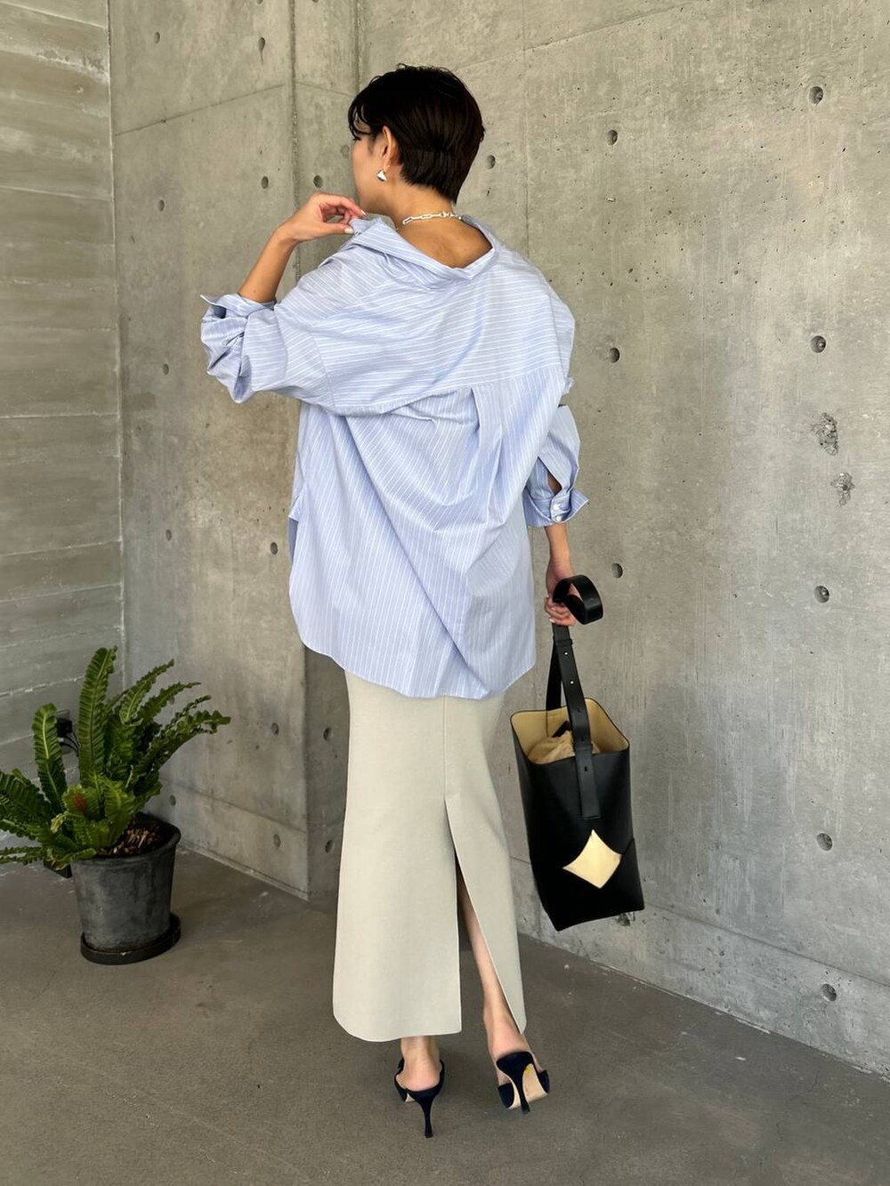 ブルー系のシャツ/ブラウス、グレー系のタンクトップ、グレー系のスカートを着用したレディースの夏コーディネートの4枚目の写真