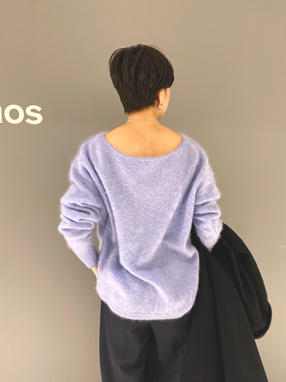 ブラック系のバッグ、ブラック系のその他アウター、ブルー系のニット/セーターを着用したレディースの冬コーディネートの5枚目の写真