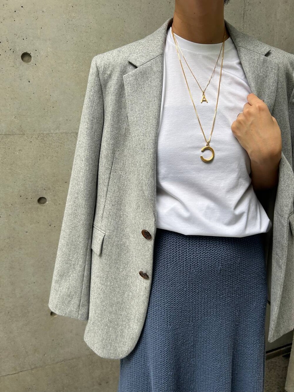 ブラック系のキャミソール、ホワイト系のTシャツ/カットソー、ブルー系のスカートを着用したレディースの秋コーディネートの9枚目の写真