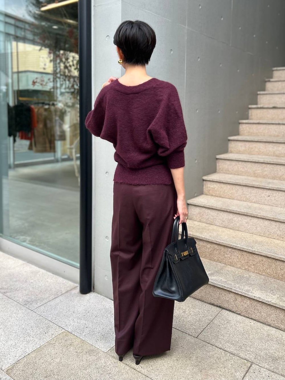 ブラック系のチューブトップ、ブラウン系のベルトを着用したレディースの秋コーディネートの4枚目の写真