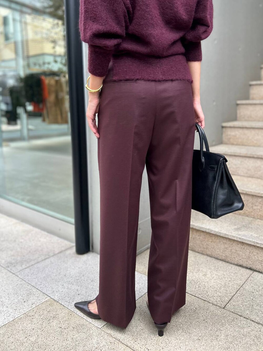 ブラック系のチューブトップ、ブラウン系のベルトを着用したレディースの秋コーディネートの9枚目の写真