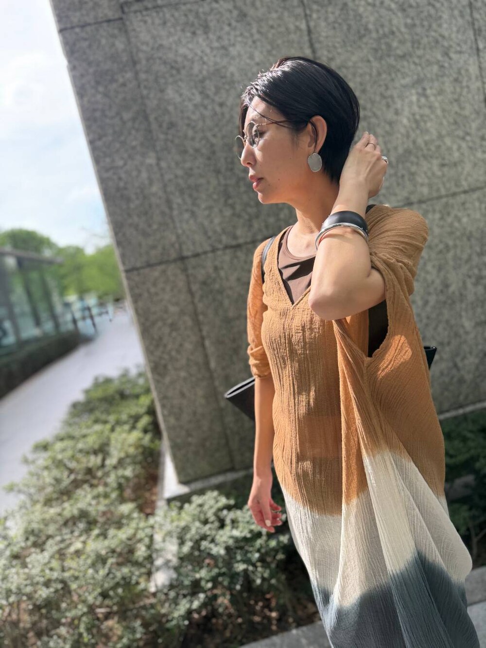 ベージュ系のワンピース、ブラウン系の水着、ブラウン系の水着を着用したレディースの春コーディネートの5枚目の写真