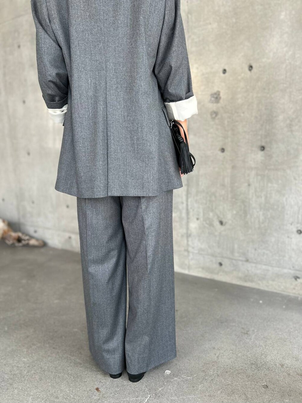 ホワイト系のその他トップス、ブラック系のニット/セーター、グレー系のテーラードジャケットを着用したレディースの秋コーディネートの9枚目の写真