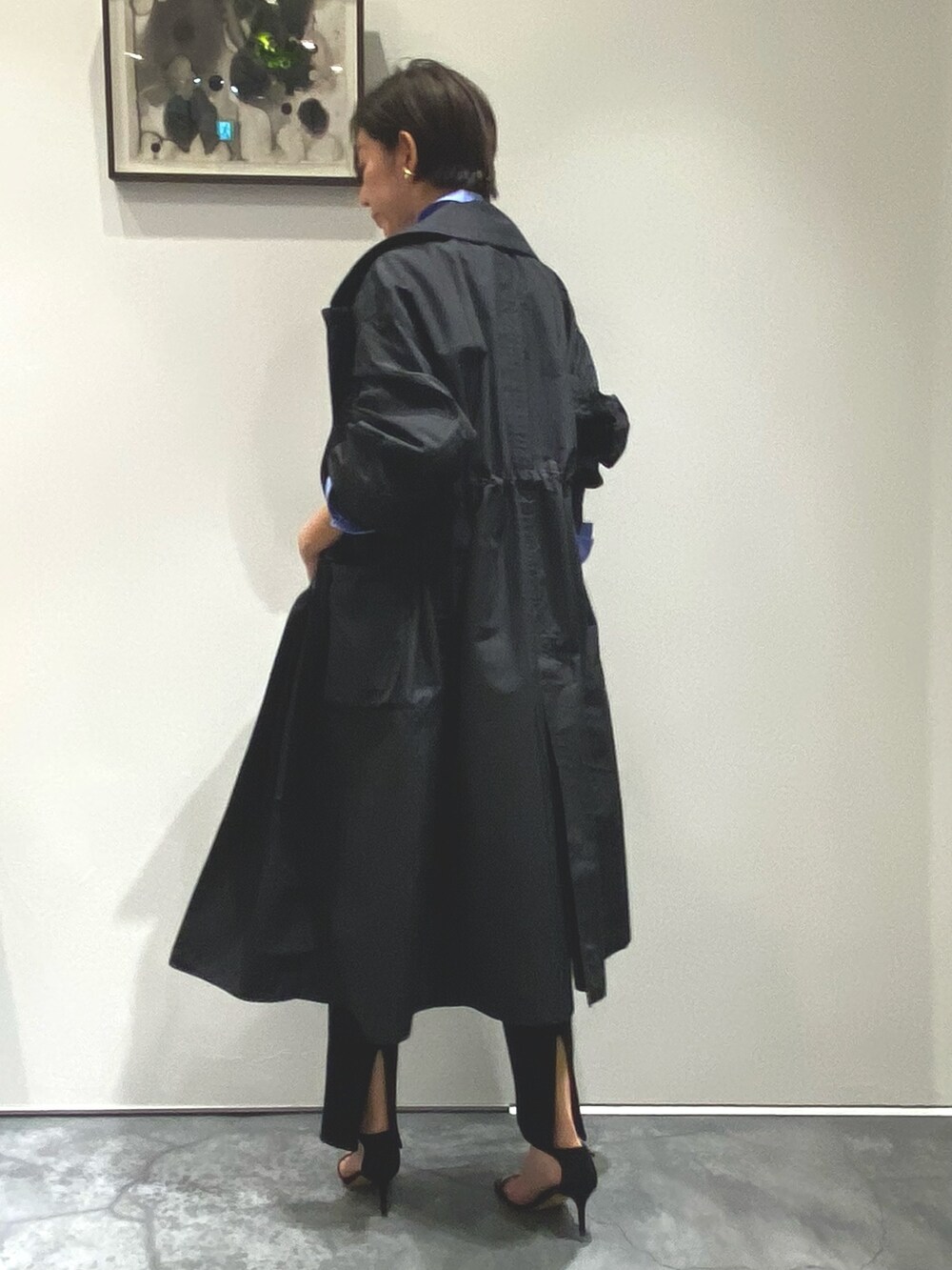 ブラック系のジャケット/アウター、ブラック系のパンツ、ブラック系のシューズを着用したレディースの冬コーディネートの3枚目の写真