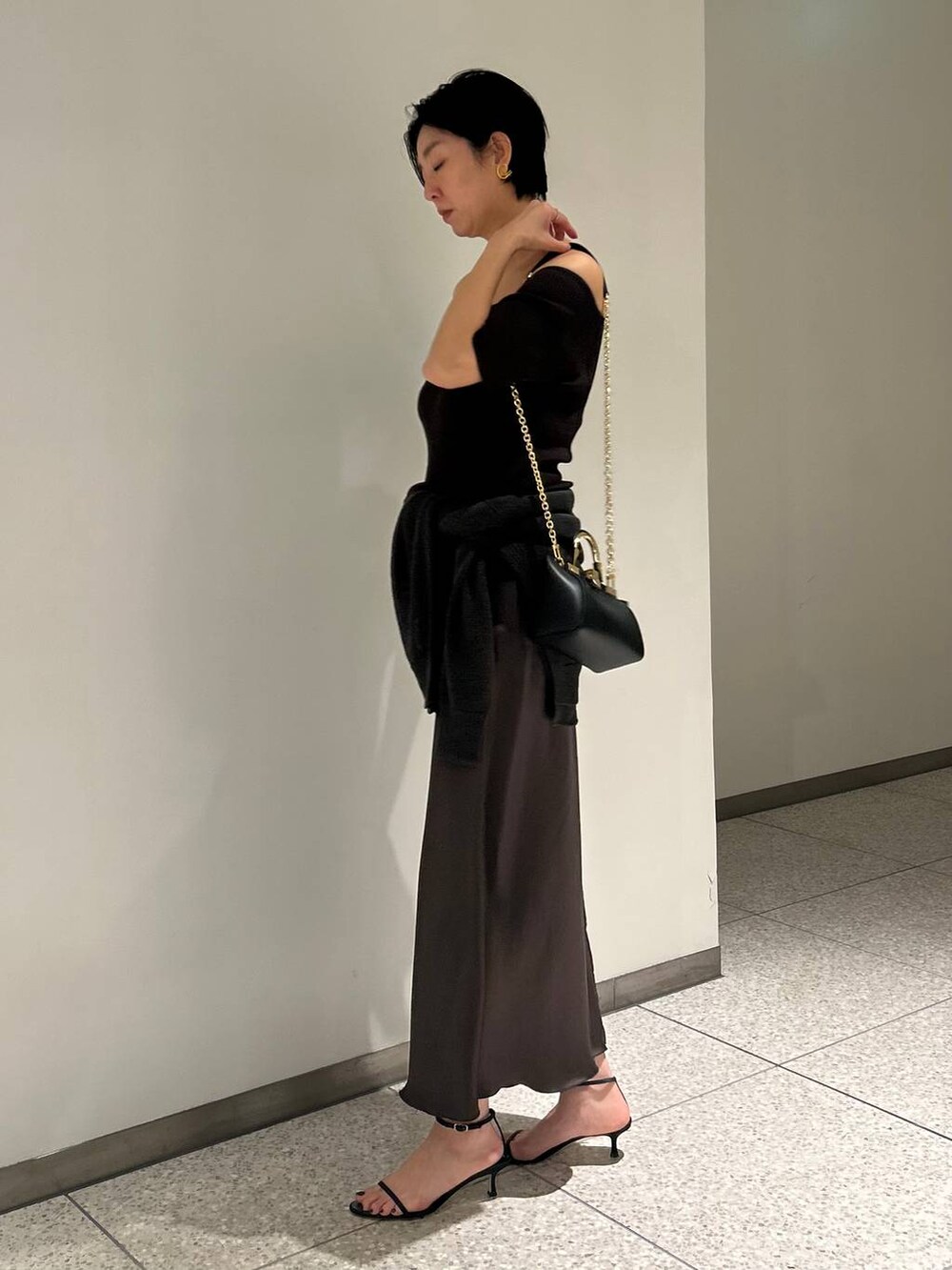 グリーン系のカーディガン/ボレロ、グリーン系のスカート、ブラウン系のTシャツ/カットソーを着用したレディースの春コーディネートの3枚目の写真