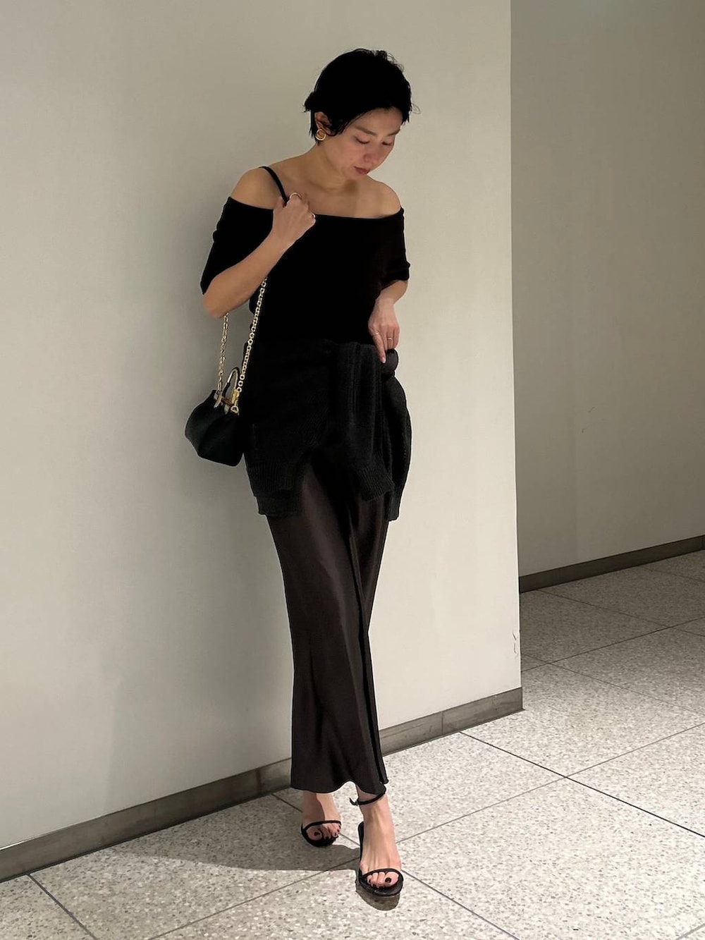 グリーン系のカーディガン/ボレロ、グリーン系のスカート、ブラウン系のTシャツ/カットソーを着用したレディースの春コーディネートの5枚目の写真