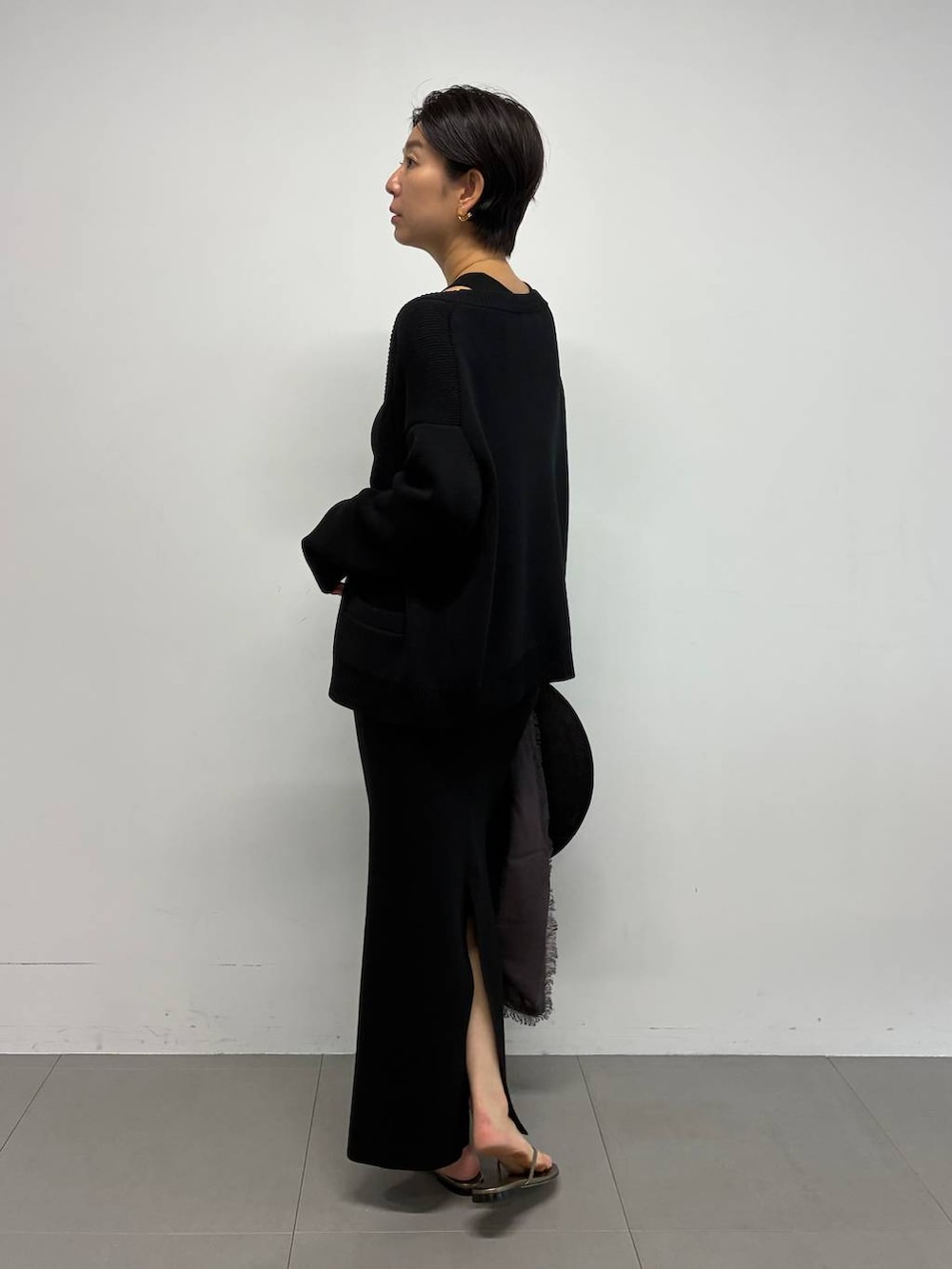 ブラック系のカーディガン/ボレロ、ブラック系のタンクトップ、ブラック系のスカートを着用したレディースの夏コーディネートの3枚目の写真