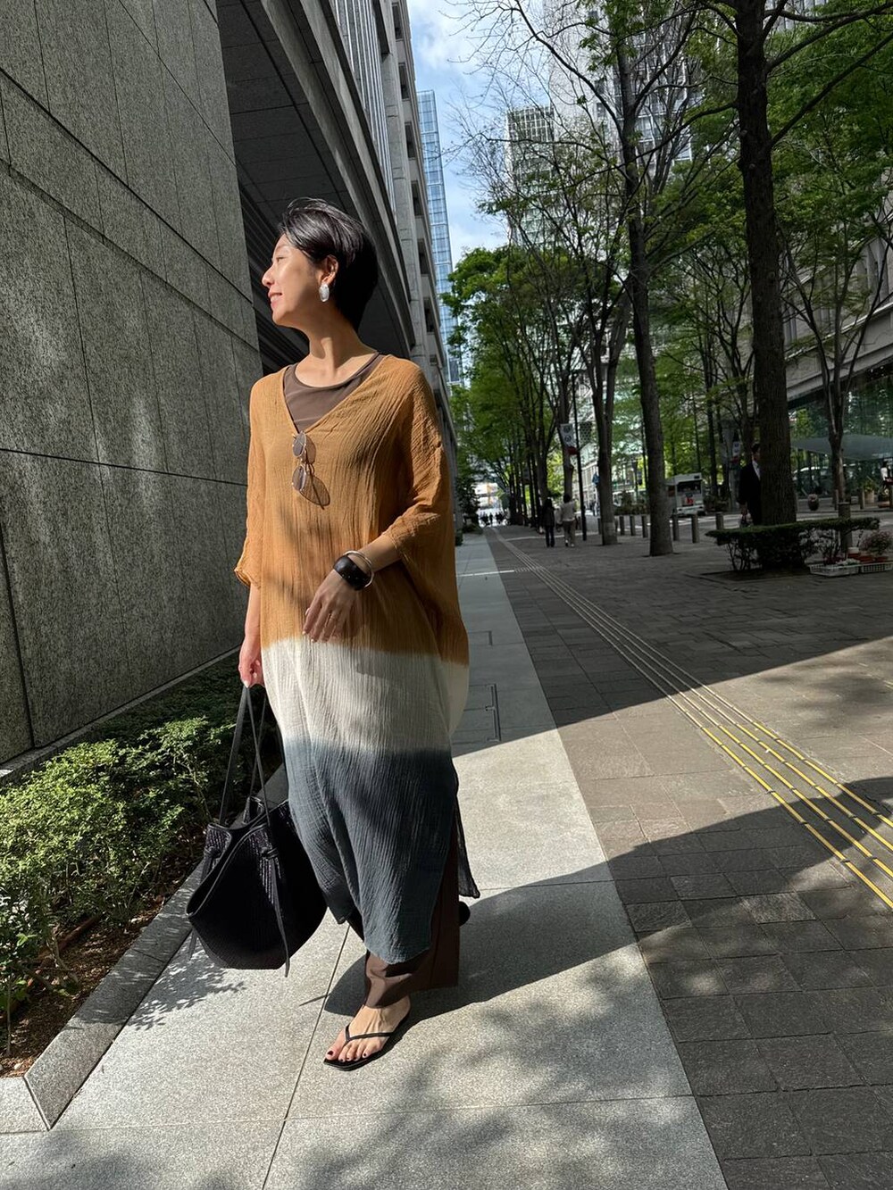 ベージュ系のワンピース、ブラウン系の水着、ブラウン系の水着を着用したレディースの春コーディネートの8枚目の写真