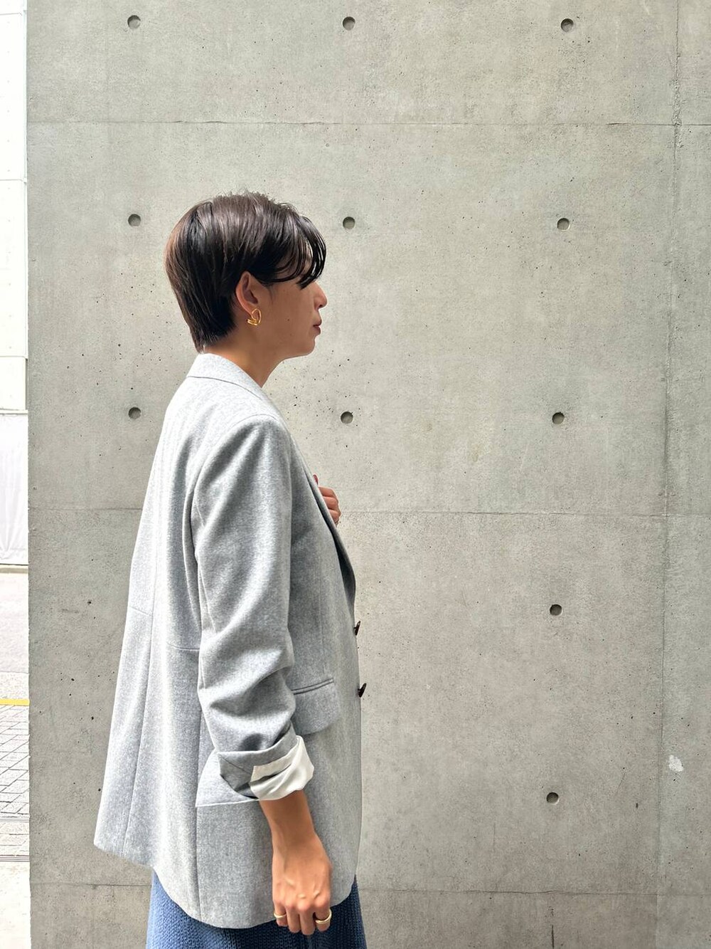 ブラック系のキャミソール、ホワイト系のTシャツ/カットソー、ブルー系のスカートを着用したレディースの秋コーディネートの7枚目の写真