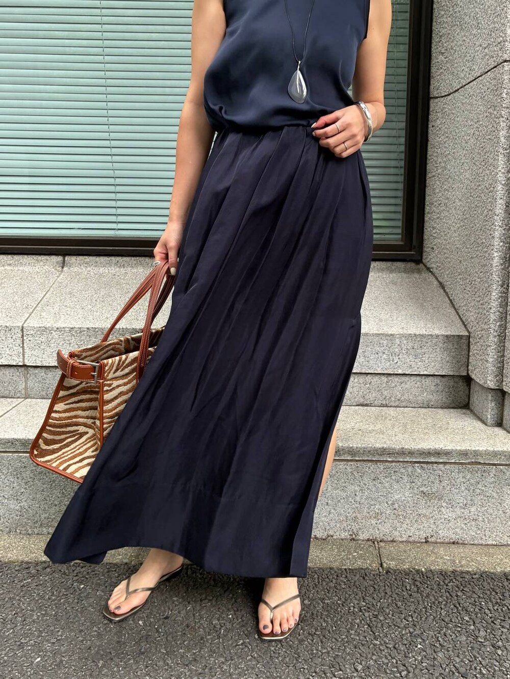 ブルー系のシャツ/ブラウス、ホワイト系のブルゾン、グリーン系のサンダルを着用したレディースの夏コーディネートの6枚目の写真