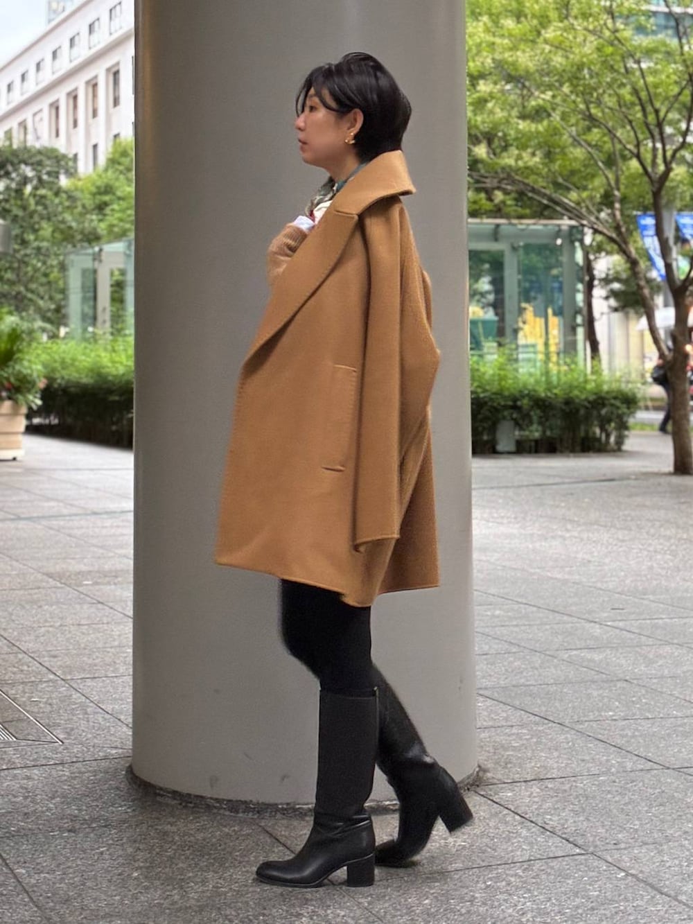 ホワイト系のシャツ/ブラウス、ブラック系のその他パンツ、イエロー系のその他アウターを着用したレディースの秋コーディネートの2枚目の写真