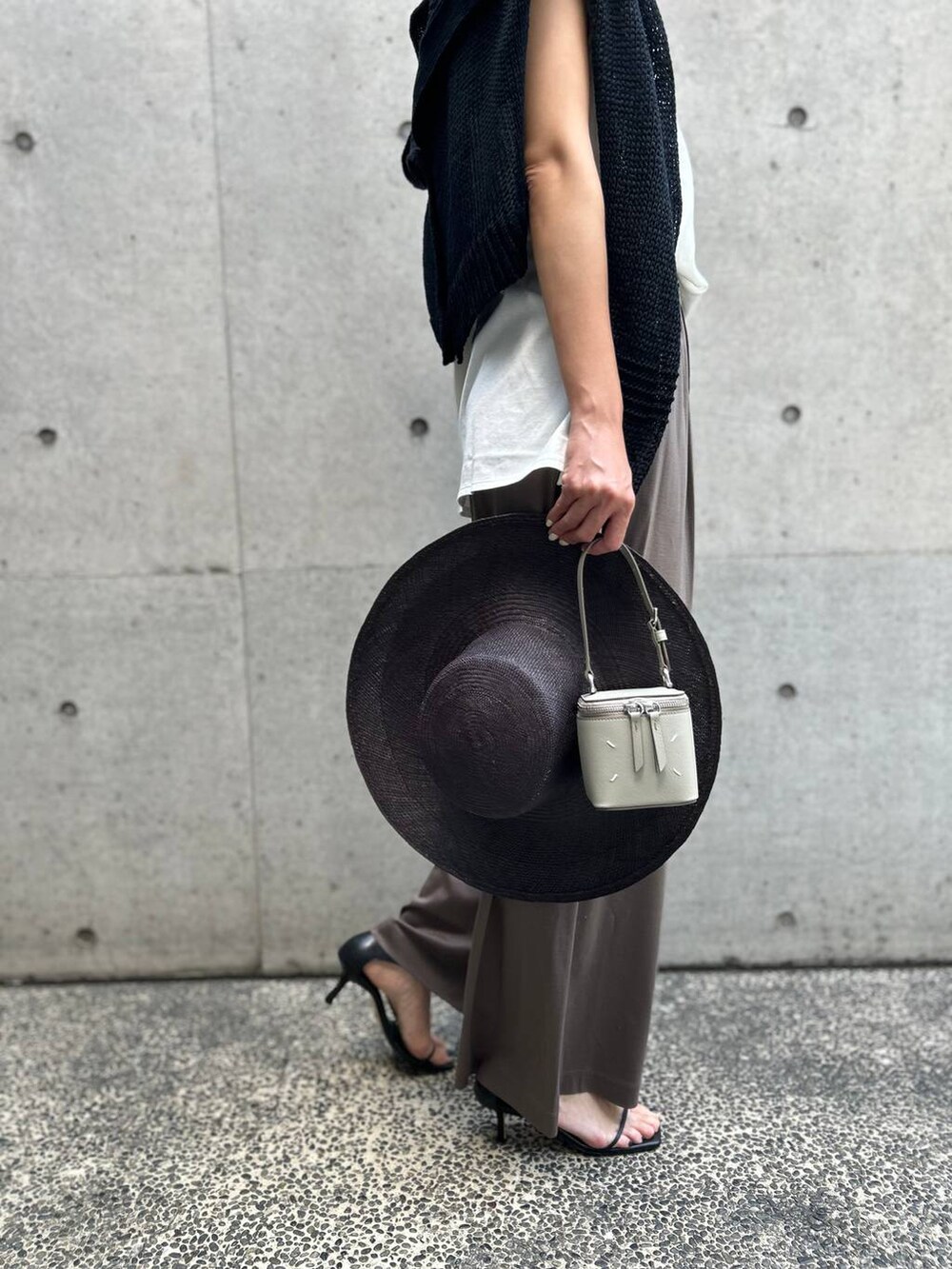 ホワイト系のTシャツ/カットソー、ブラック系のアンサンブル、ブラック系のサンダルを着用したレディースの春コーディネートの9枚目の写真