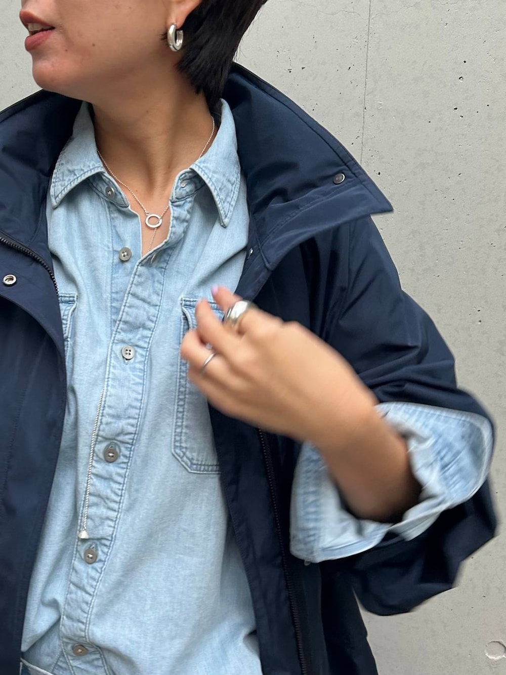 ブルー系のシャツ/ブラウス、ブルー系のデニムパンツ、シルバー系のネックレスを着用したレディースの冬コーディネートの6枚目の写真