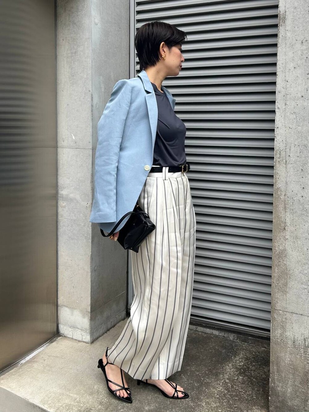ホワイト系のスラックス、ブルー系のTシャツ/カットソー、ブルー系のテーラードジャケットを着用したレディースの春コーディネートの3枚目の写真